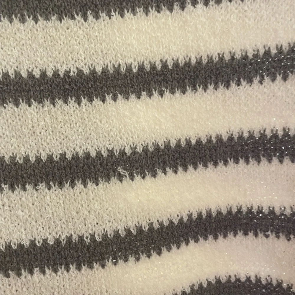 White and gray cropped sweater - Picture 4 of 8